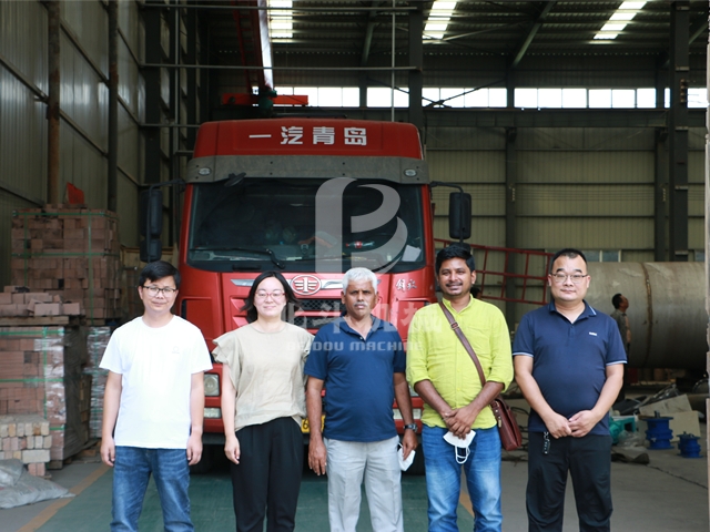 印尼客戶對我公司椰殼炭化機表示認(rèn)可和贊許